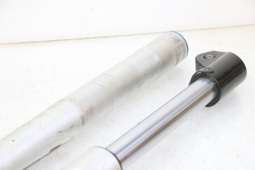 photo de OSŁONA WIDEŁEK AMORTYZATORA APOLLO RFZ 150 - Zbliżenie komponentów