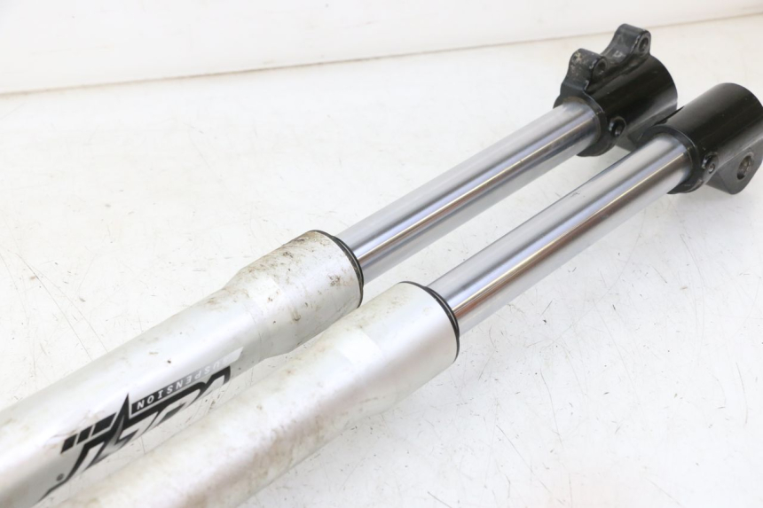 photo de OSŁONA WIDEŁEK AMORTYZATORA APOLLO RFZ 150 - Zbliżenie techniczne