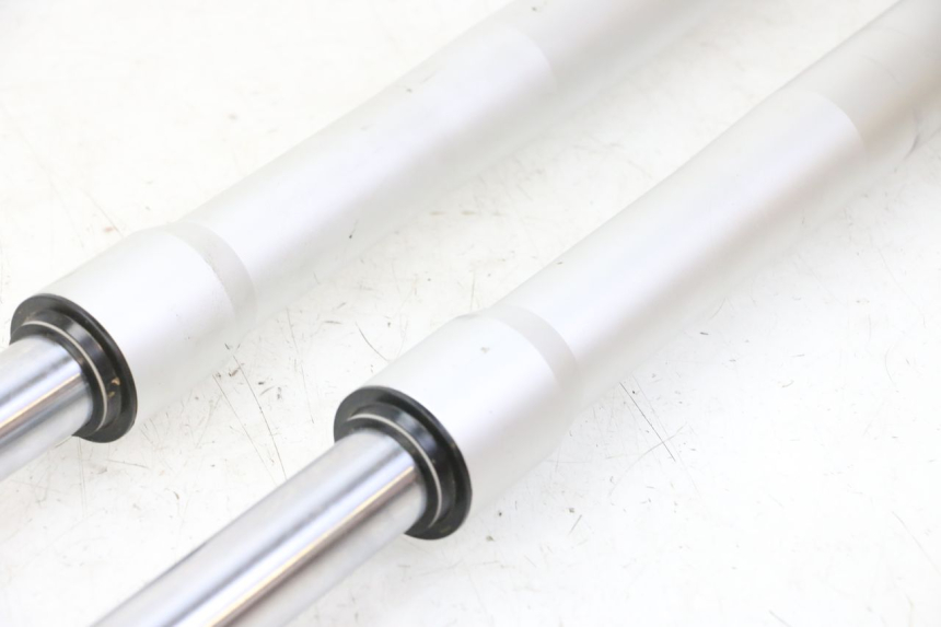 photo de OSŁONA WIDEŁEK AMORTYZATORA APOLLO RFZ 125 - Szczegóły charakterystyczne