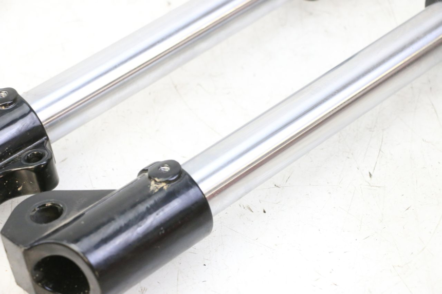 photo de OSŁONA WIDEŁEK AMORTYZATORA APOLLO RFZ 125 - Zbliżenie komponentów