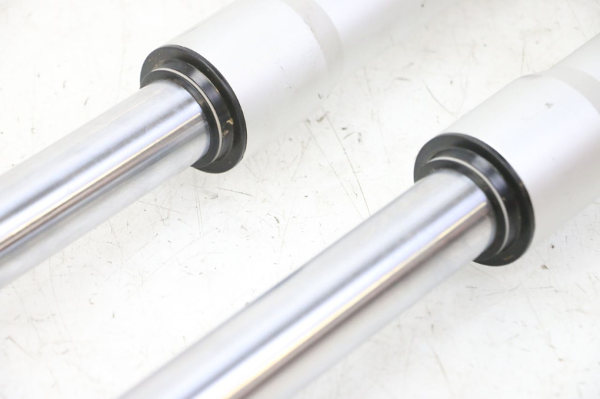 photo de OSŁONA WIDEŁEK AMORTYZATORA APOLLO RFZ 125 - Widok z bliska