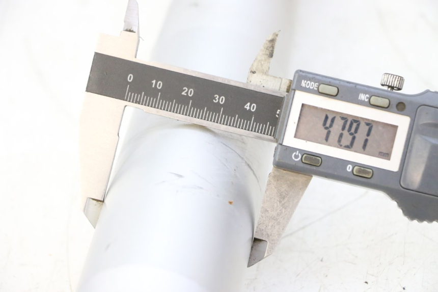 photo de OSŁONA WIDEŁEK AMORTYZATORA APOLLO RFZ 125 - Zbliżenie techniczne