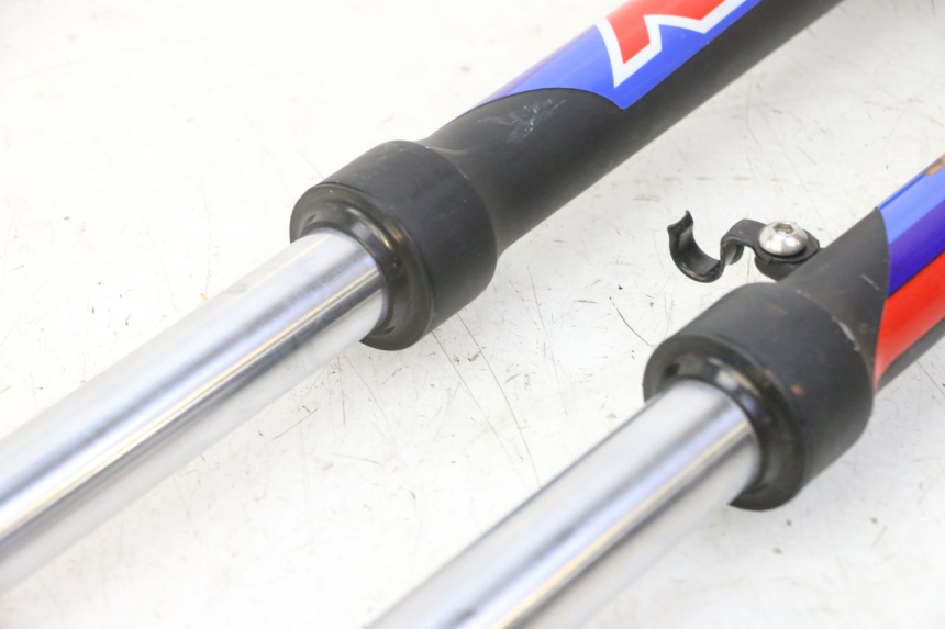 photo de OSŁONA WIDEŁEK AMORTYZATORA APOLLO RFZ 125 - Zbliżenie komponentów