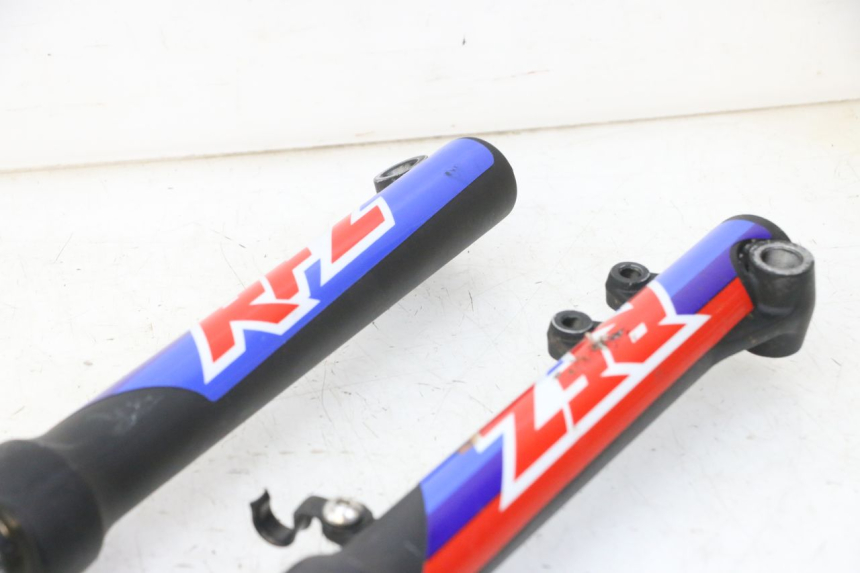 photo de OSŁONA WIDEŁEK AMORTYZATORA APOLLO RFZ 125 - Widok z bliska