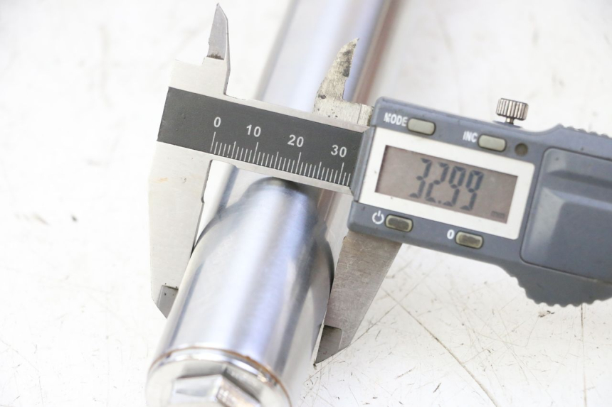 photo de OSŁONA WIDEŁEK AMORTYZATORA APOLLO RFZ 125 - Zbliżenie techniczne