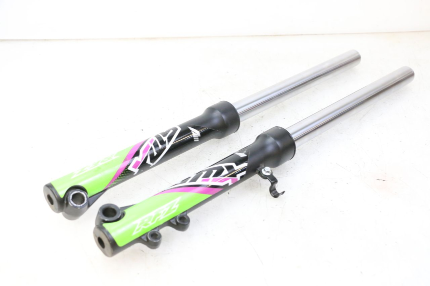 photo de OSŁONA WIDEŁEK AMORTYZATORA APOLLO RFZ 125 - Widok główny