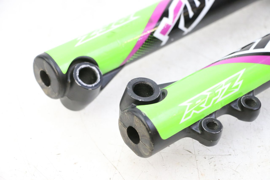 photo de OSŁONA WIDEŁEK AMORTYZATORA APOLLO RFZ 125 - Szczegóły charakterystyczne