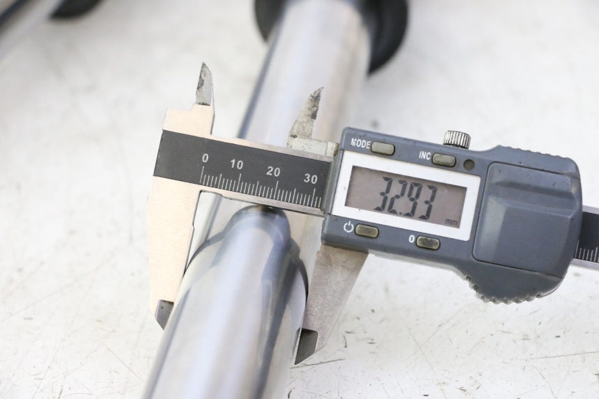 photo de OSŁONA WIDEŁEK AMORTYZATORA APOLLO RFZ 125 - Zoom stanu zużycia