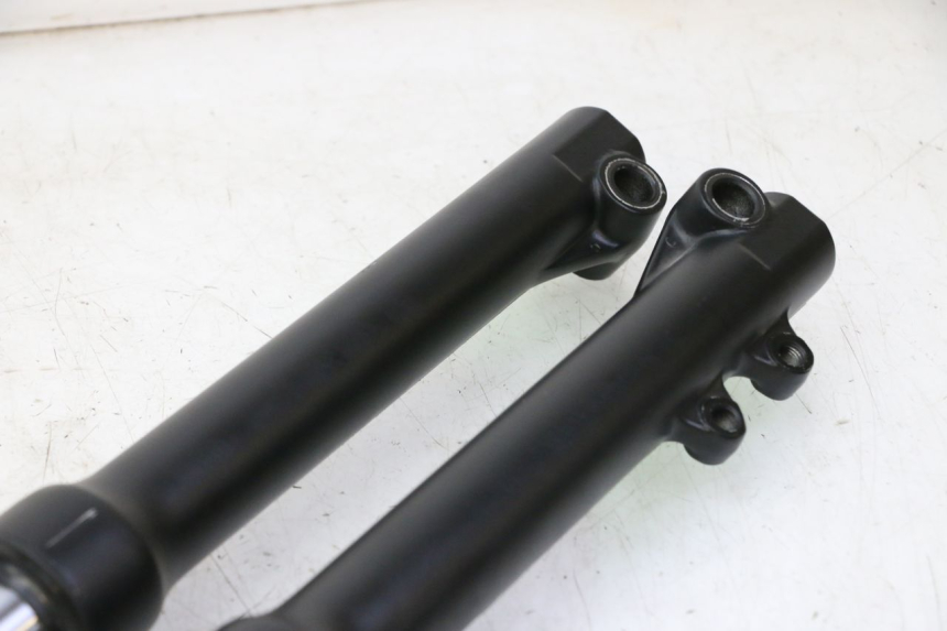 photo de OSŁONA WIDEŁEK AMORTYZATORA APOLLO RFZ 125 - Zbliżenie techniczne