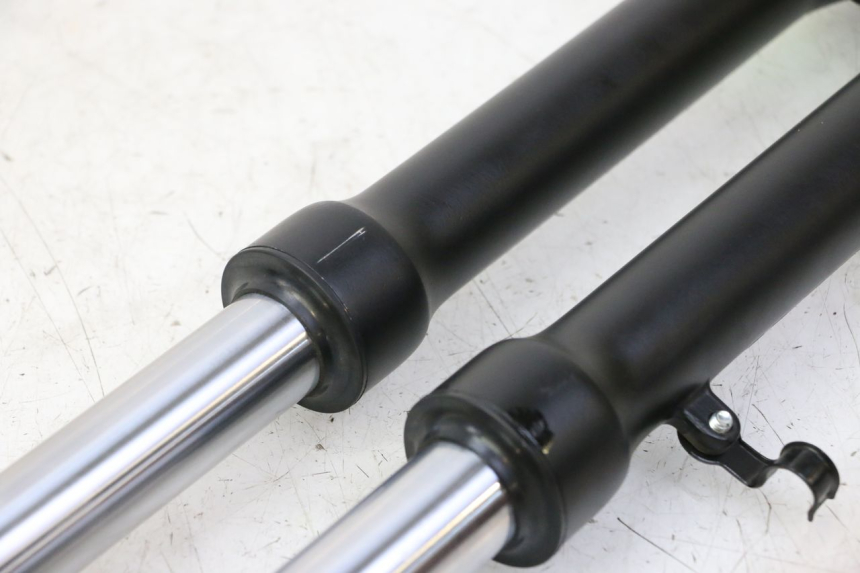 photo de OSŁONA WIDEŁEK AMORTYZATORA APOLLO RFZ 125 - Widok ogólny