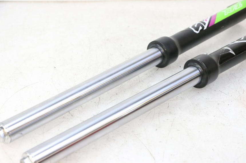 photo de OSŁONA WIDEŁEK AMORTYZATORA APOLLO RFZ 125 - Stan powierzchni