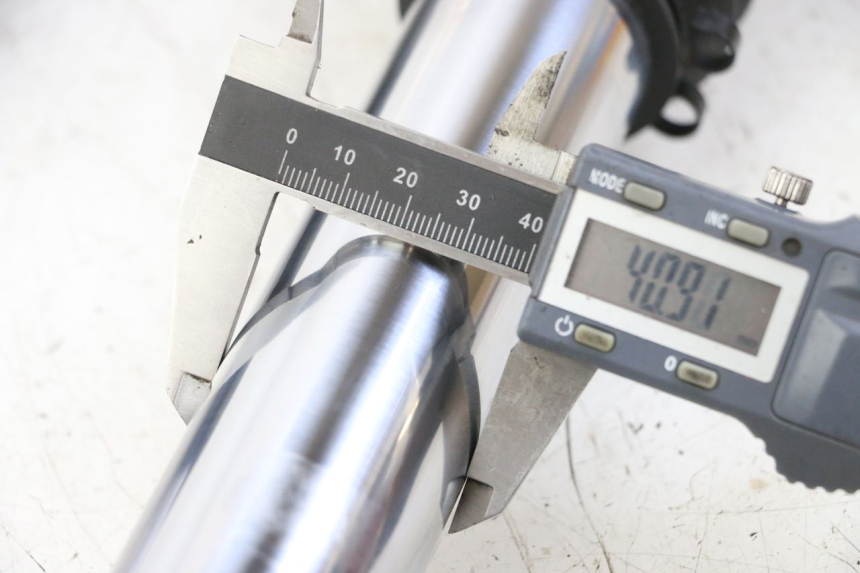 photo de OSŁONA WIDEŁEK AMORTYZATORA ROYAL ENFIELD SCRAM 411 (2022 - 2024) - Szczegół części