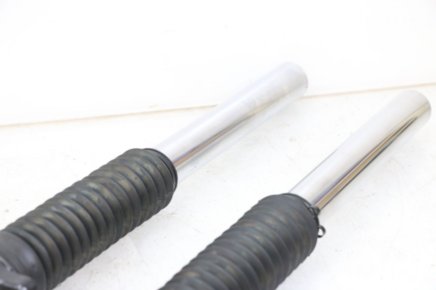 photo de OSŁONA WIDEŁEK AMORTYZATORA ROYAL ENFIELD SCRAM 411 (2022 - 2024) - Zbliżenie techniczne