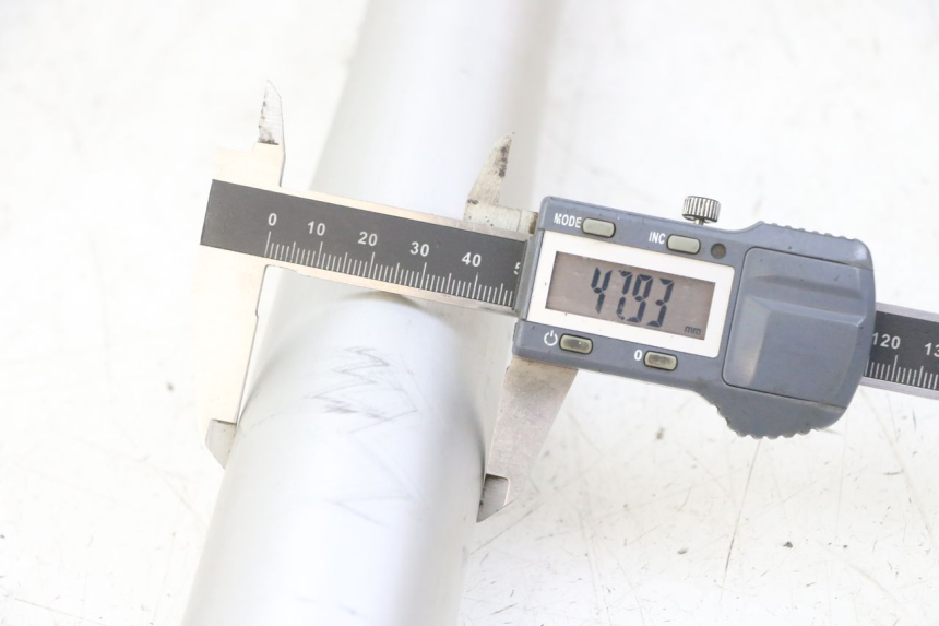 photo de OSŁONA WIDEŁEK AMORTYZATORA APOLLO RXF 125 - Inny kąt widzenia