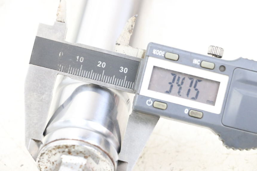 photo de OSŁONA WIDEŁEK ZAWIESZENIA PRZEDNIEGO DAELIM S3 125 (2010 - 2017) - Szczegół części