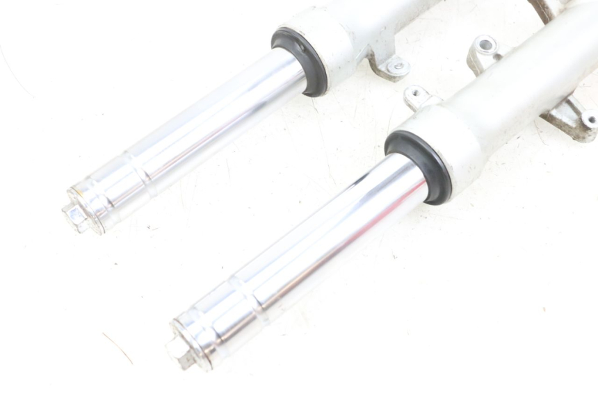 photo de OSŁONA WIDEŁEK ZAWIESZENIA PRZEDNIEGO DAELIM S3 125 (2010 - 2017) - Zbliżenie techniczne