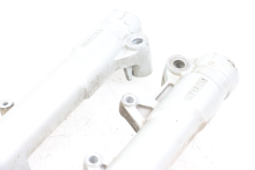 photo de OSŁONA WIDEŁEK ZAWIESZENIA PRZEDNIEGO DAELIM S3 125 (2010 - 2017) - Widok ogólny