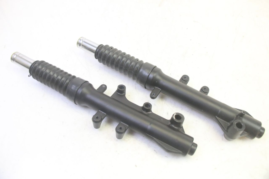 photo de OSŁONA WIDEŁEK ZAWIESZENIA PRZEDNIEGO JM MOTORS SANTANA EVO 50 (2024 - 2026) - Inny kąt widzenia