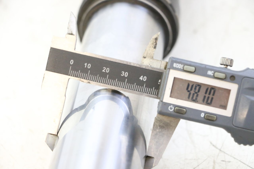 photo de OSŁONA WIDEŁEK AMORTYZATORA KTM SUPERENDURO R 950 (2005 - 2009) - Szczegół części