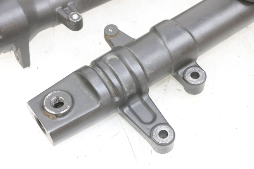 photo de OSŁONA WIDEŁEK ZAWIESZENIA PRZEDNIEGO YAMAHA TZR 50 (2008 - 2016) - Zbliżenie komponentów