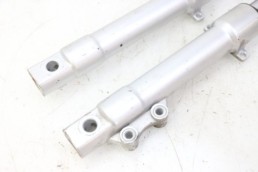 photo de OSŁONA WIDEŁEK ZAWIESZENIA PRZEDNIEGO PEUGEOT VIVACITY NEW 4T 50 (2008 - 2017) - Zbliżenie komponentów