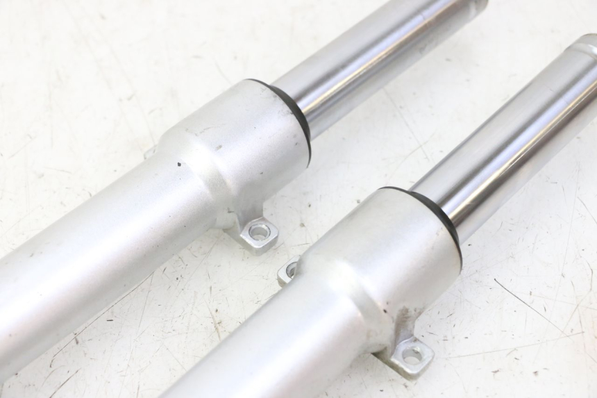 photo de OSŁONA WIDEŁEK ZAWIESZENIA PRZEDNIEGO PEUGEOT VIVACITY NEW 4T 50 (2008 - 2017) - Widok z bliska