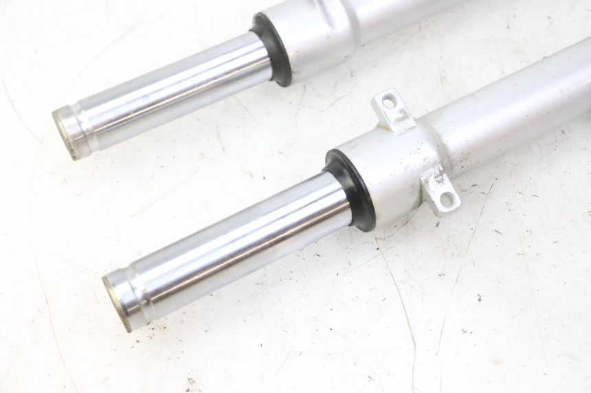 photo de OSŁONA WIDEŁEK ZAWIESZENIA PRZEDNIEGO PEUGEOT VIVACITY NEW 4T 50 (2008 - 2017) - Oznaczenia i referencje