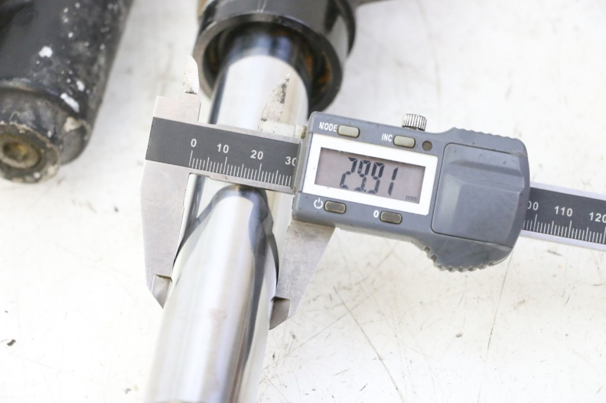 photo de OSŁONA WIDEŁEK AMORTYZATORA MBK WAAP 125 (2008 - 2013) - Zoom stanu zużycia