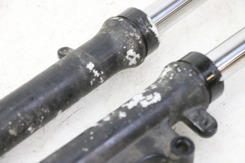 photo de OSŁONA WIDEŁEK AMORTYZATORA MBK WAAP 125 (2008 - 2013) - Inny kąt widzenia