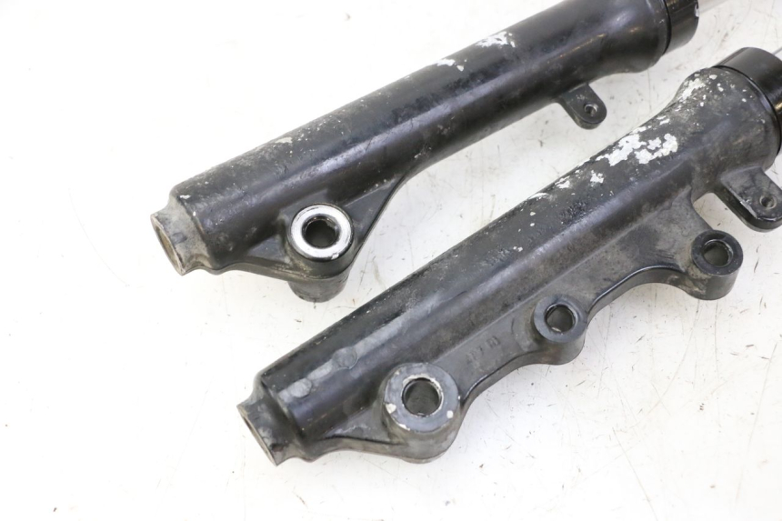 photo de OSŁONA WIDEŁEK AMORTYZATORA MBK WAAP 125 (2008 - 2013) - Oznaczenia i referencje