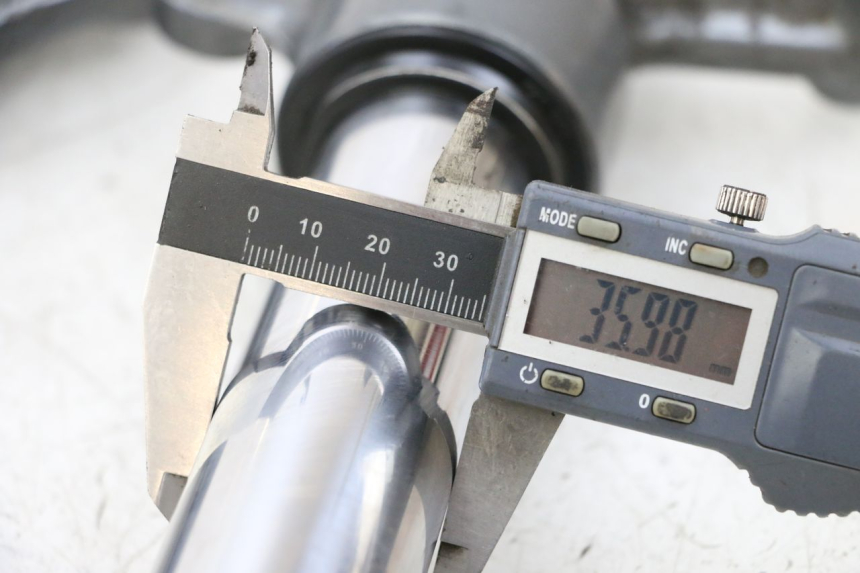 photo de OSŁONA WIDEŁEK ZAWIESZENIA PRZEDNIEGO YAMAHA XMAX X-MAX 125 (2006 - 2009) - Zoom stanu zużycia