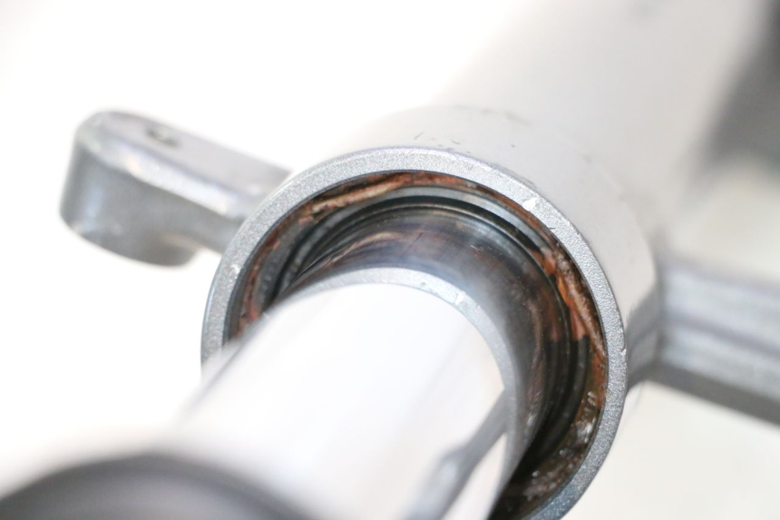 photo de OSŁONA WIDEŁEK ZAWIESZENIA PRZEDNIEGO YAMAHA XMAX X-MAX 125 (2006 - 2009) - Zoom stanu zużycia
