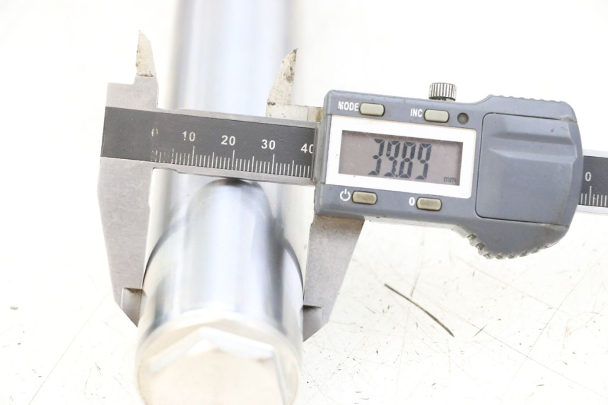 photo de OSŁONA WIDEŁEK AMORTYZATORA KYMCO XCITING 250 (2006 - 2009) - Szczegół części