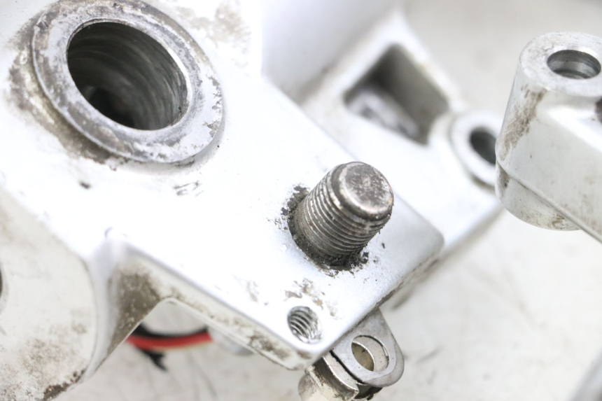 photo de OSŁONA WIDEŁEK AMORTYZATORA KYMCO XCITING 250 (2006 - 2009) - Szczegóły charakterystyczne