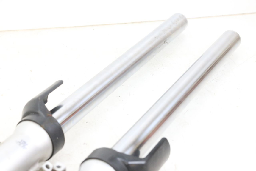 photo de OSŁONA WIDEŁEK AMORTYZATORA KYMCO XCITING 250 (2006 - 2009) - Zbliżenie komponentów