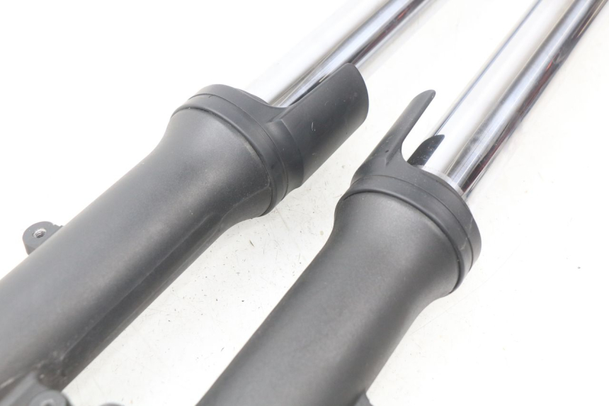 photo de OSŁONA WIDEŁEK ZAWIESZENIA PRZEDNIEGO YAMAHA XP T-MAX TMAX 500 (2008 - 2012) - Zbliżenie komponentów