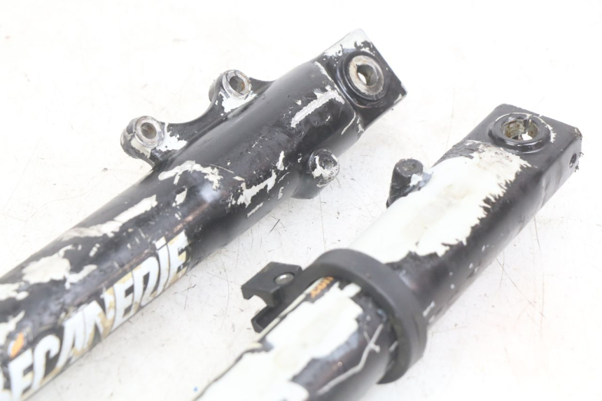 photo de OSŁONA WIDEŁEK ZAWIESZENIA PRZEDNIEGO PEUGEOT XP6 50 (2006 - 2011) - Punkty mocowania