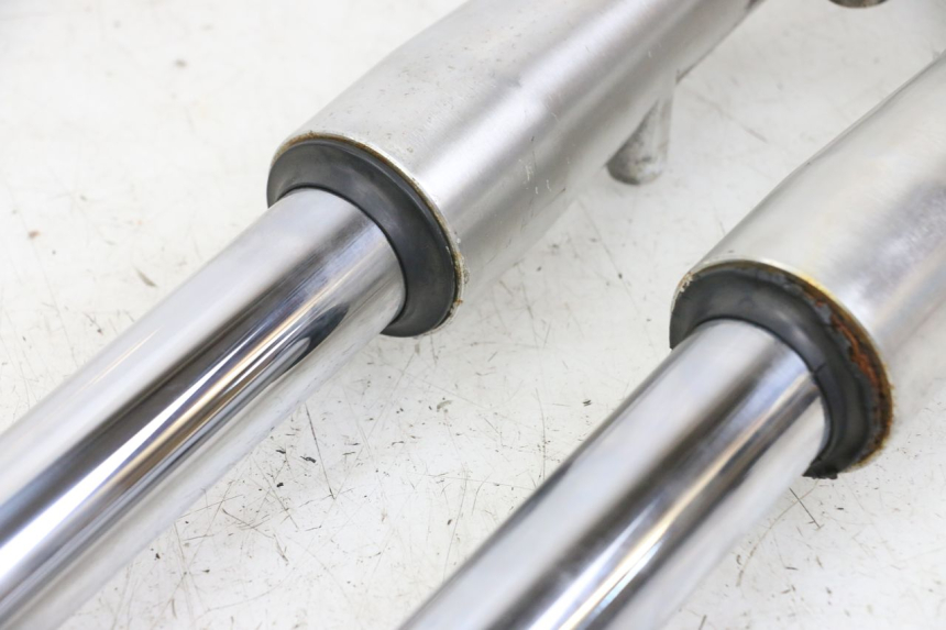 photo de OSŁONA WIDEŁEK ZAWIESZENIA PRZEDNIEGO YAMAHA XVS DRAG STAR DRAGSTAR 650 (1997 - 2007) - Zbliżenie komponentów