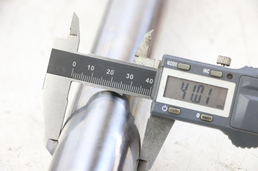 photo de OSŁONA WIDEŁEK ZAWIESZENIA PRZEDNIEGO YAMAHA XVS DRAG STAR DRAGSTAR 650 (1997 - 2007) - Zoom stanu zużycia