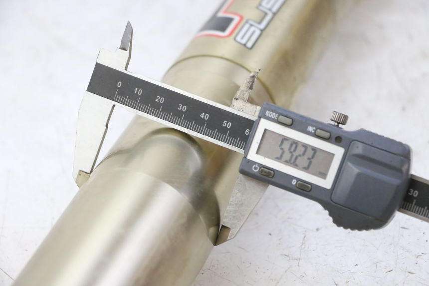 photo de OSŁONA WIDEŁEK AMORTYZATORA YAMAHA YZ-F YZF 250 (2014 - 2018) - Szczegół części