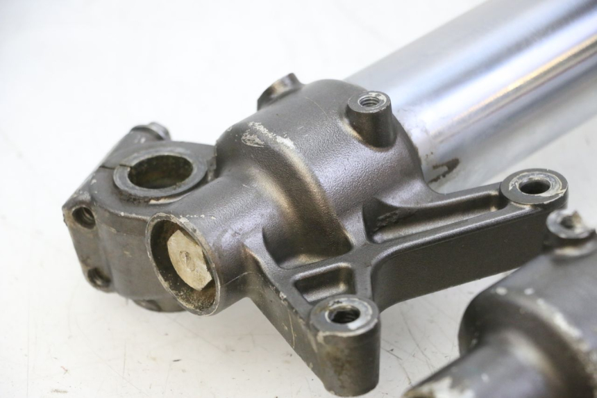 photo de OSŁONA WIDEŁEK AMORTYZATORA YAMAHA YZ-F YZF 250 (2014 - 2018) - Zbliżenie komponentów