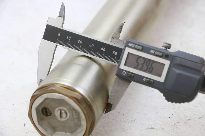 photo de OSŁONA WIDEŁEK AMORTYZATORA YAMAHA YZ-F YZF 250 (2014 - 2018) - Zoom stanu zużycia