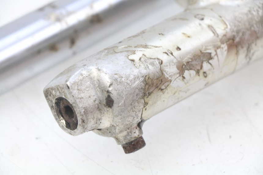 photo de OSŁONA WIDEŁEK ZAWIESZENIA PRZEDNIEGO YAMAHA YZ 80 (1982 - 1983) - Inny kąt widzenia