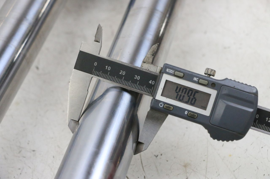 photo de OSŁONA WIDEŁEK ZAWIESZENIA PRZEDNIEGO KAWASAKI ZR 7 750 (1999 - 2004) - Zoom stanu zużycia