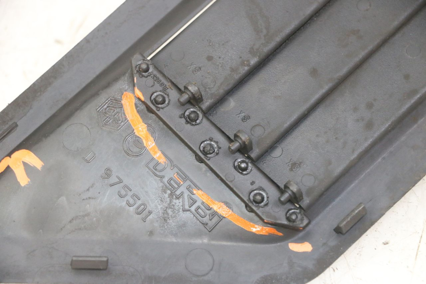 photo de KRATKA CHŁODNICY PRAWA GILERA NEXUS 125 (2009 - 2013) - Zbliżenie techniczne