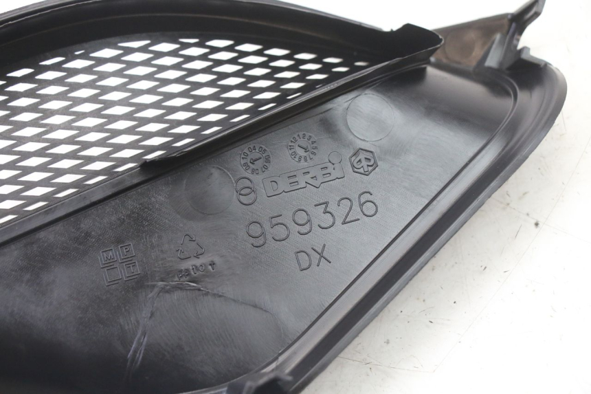 photo de KRATKA PRAWA CHŁODNICY PIAGGIO NRG POWER PUREJET 50 (2018 - 2021) - Zbliżenie techniczne