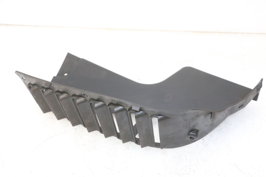 photo de KRATKA LEWEGO CHŁODNICY QUADRO 4 4D 350 (2015 - 2018) - Stan powierzchni