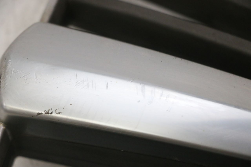 photo de KRATKA CHŁODNICY PIAGGIO MP3 LT 400 (2007 - 2012) - Zoom stanu zużycia