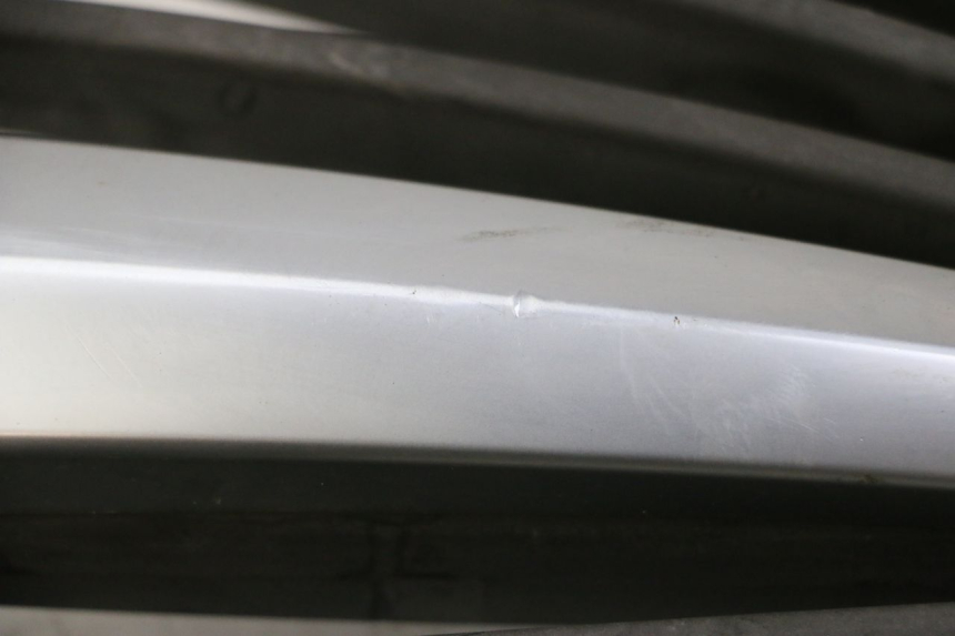 photo de KRATKA CHŁODNICY PIAGGIO MP3 LT 400 (2007 - 2012) - Zoom stanu zużycia