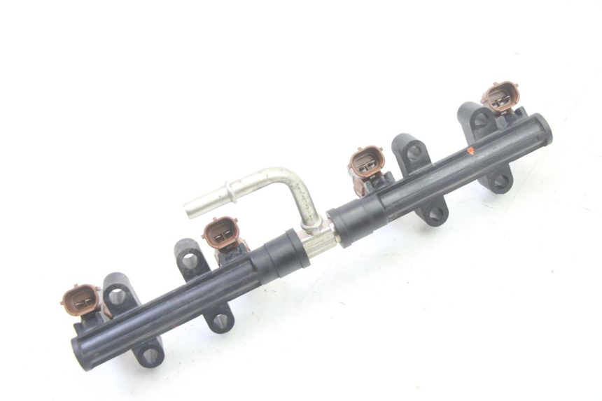 photo de WTRYSKIWACZ SUZUKI GSR 750 (2011 - 2017) - Inny kąt widzenia